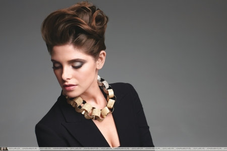 Here are puctures of Ashley Greene's interview with InStyle Photo Shoot